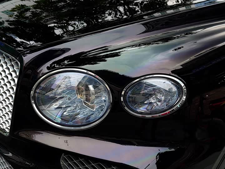 Фото 10 - Bentley Bentayga