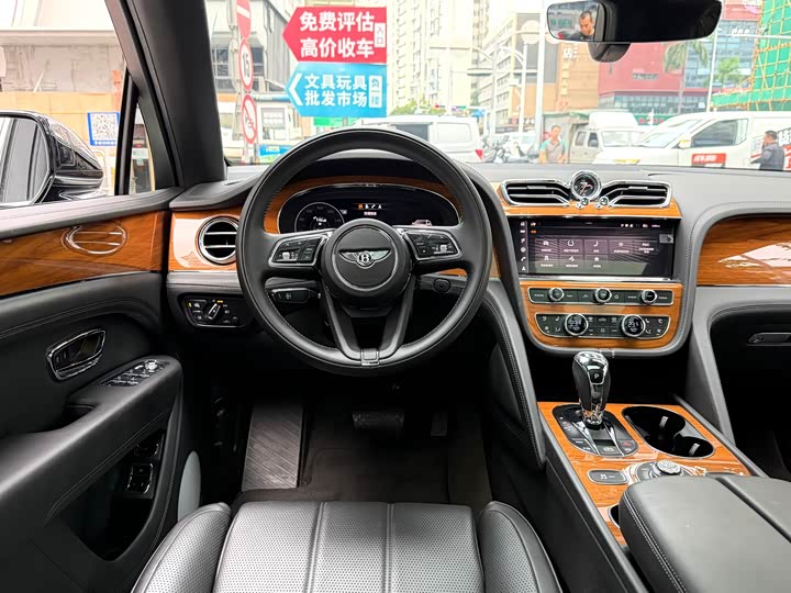 Фото 15 - Bentley Bentayga