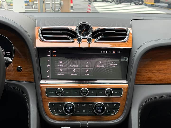 Фото 18 - Bentley Bentayga