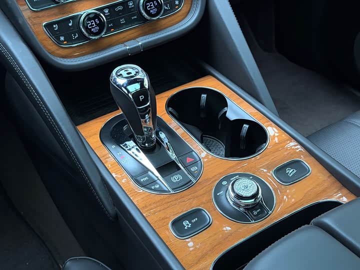 Фото 20 - Bentley Bentayga