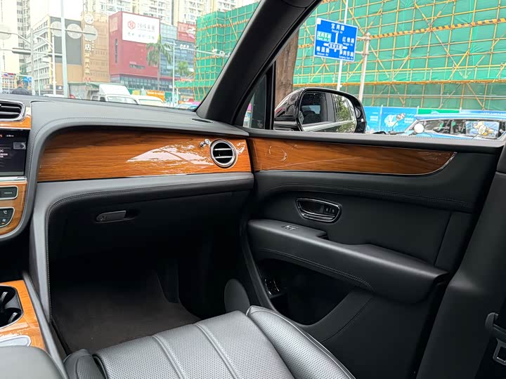 Фото 21 - Bentley Bentayga