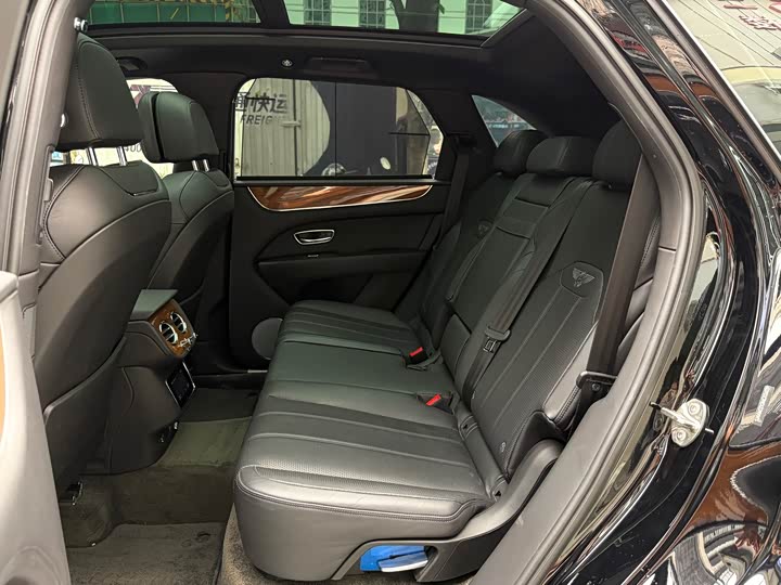 Фото 25 - Bentley Bentayga