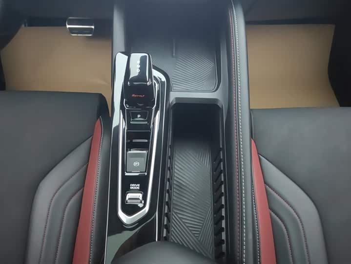 Фото 16 - Geely Coolray