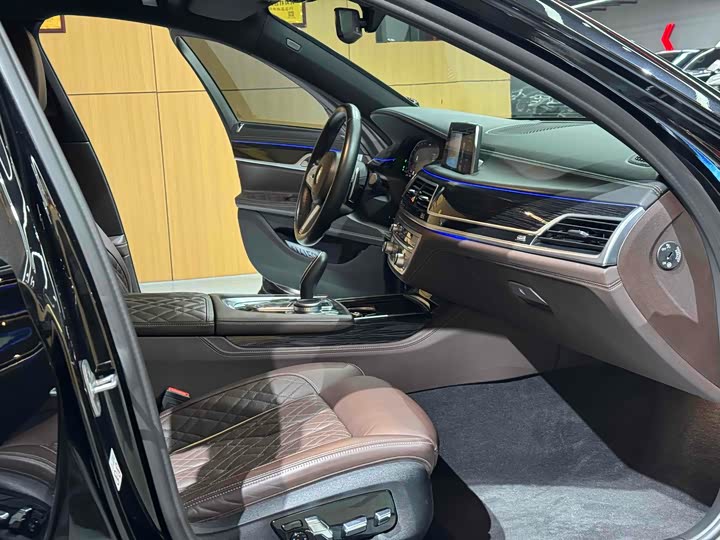 Фото 10 - BMW 7 Series