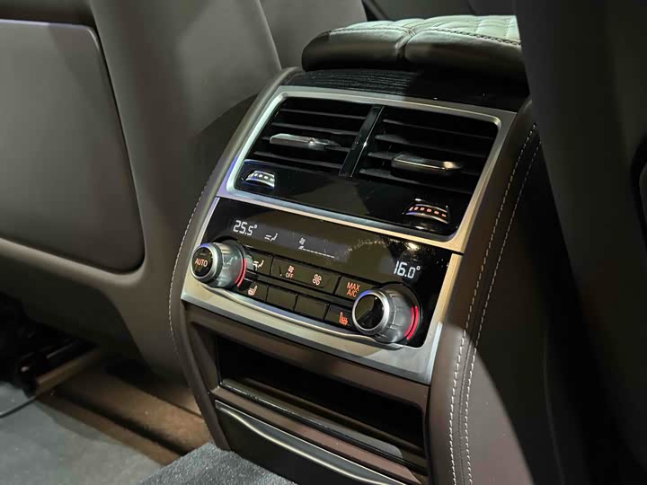 Фото 12 - BMW 7 Series