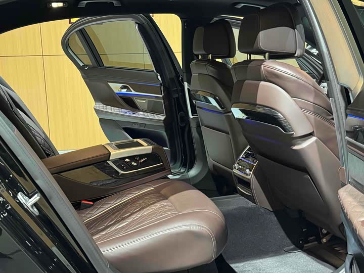 Фото 13 - BMW 7 Series