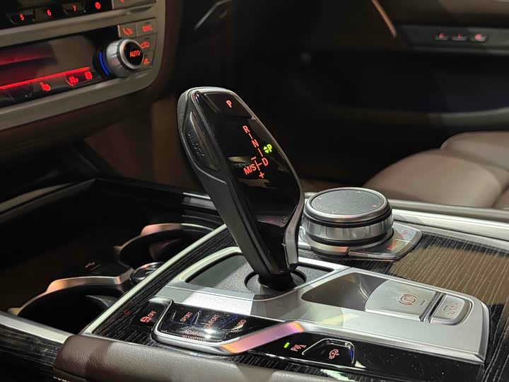 Фото 9 - BMW 7 Series