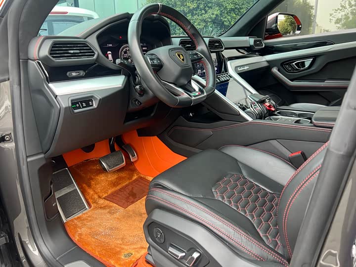 Фото 2 - Lamborghini Urus