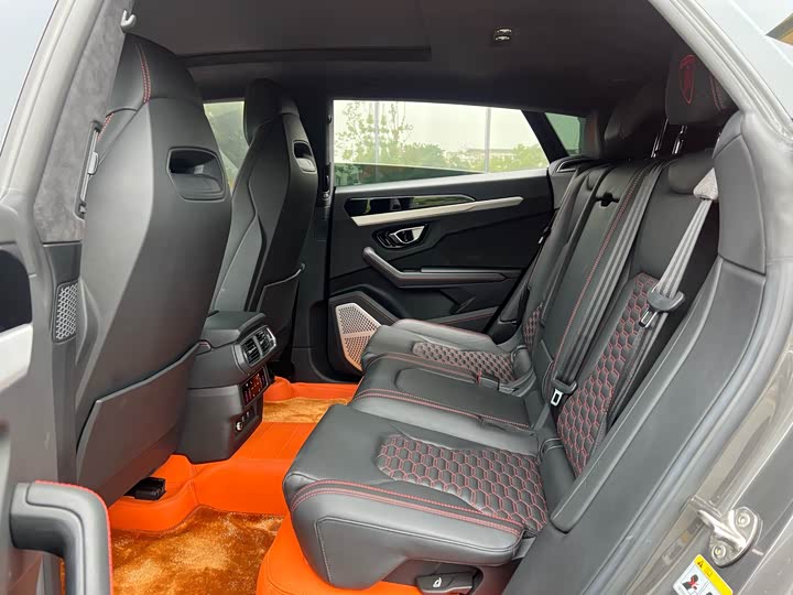 Фото 3 - Lamborghini Urus