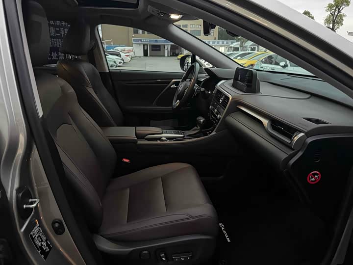 Фото 4 - Lexus RX