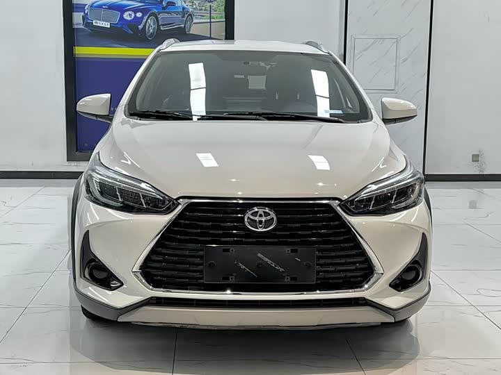 Фото 2 - Toyota Yaris L Hatchback