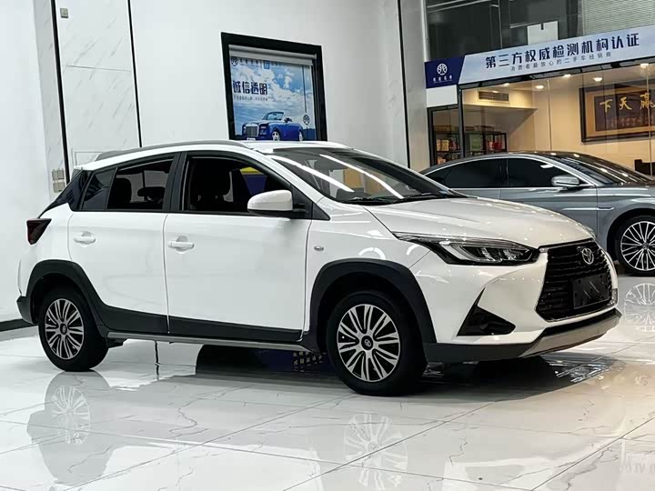 Фото 3 - Toyota Yaris L Hatchback