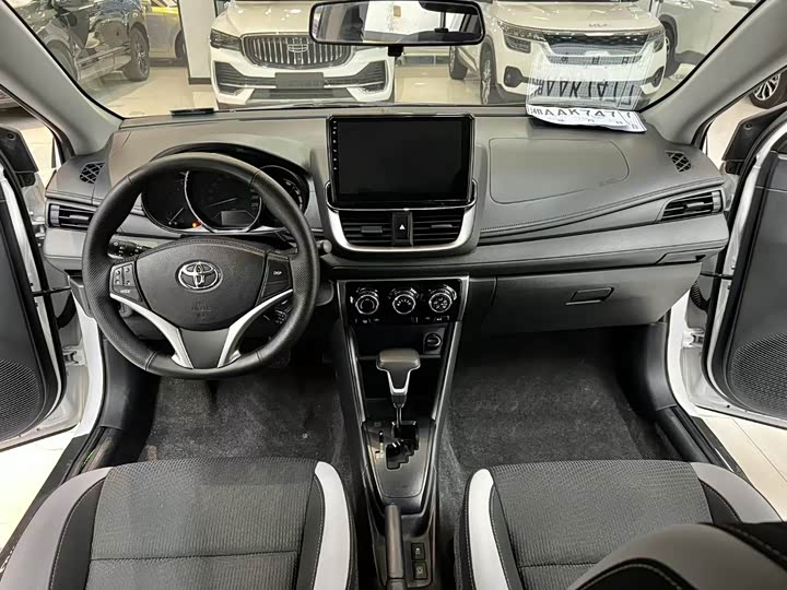 Фото 6 - Toyota Yaris L Hatchback