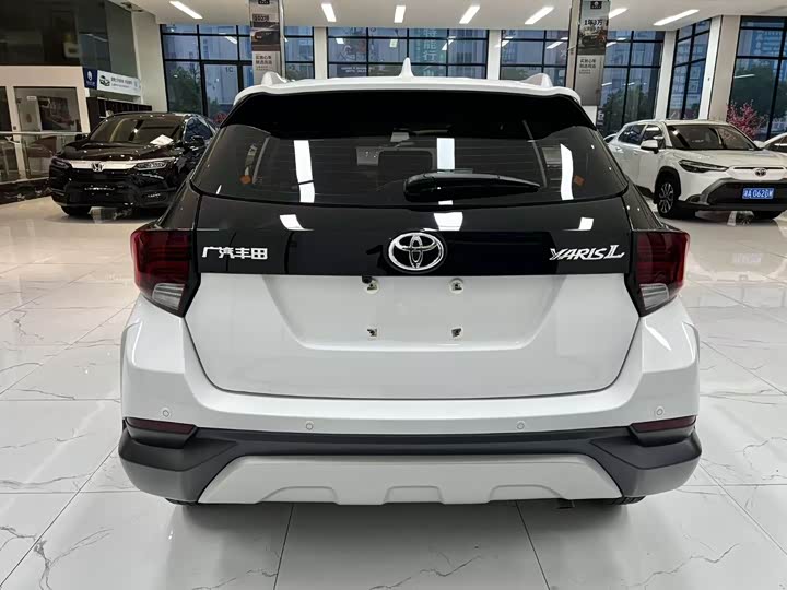 Фото 8 - Toyota Yaris L Hatchback