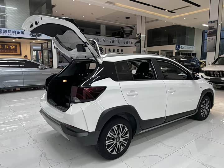 Фото 9 - Toyota Yaris L Hatchback