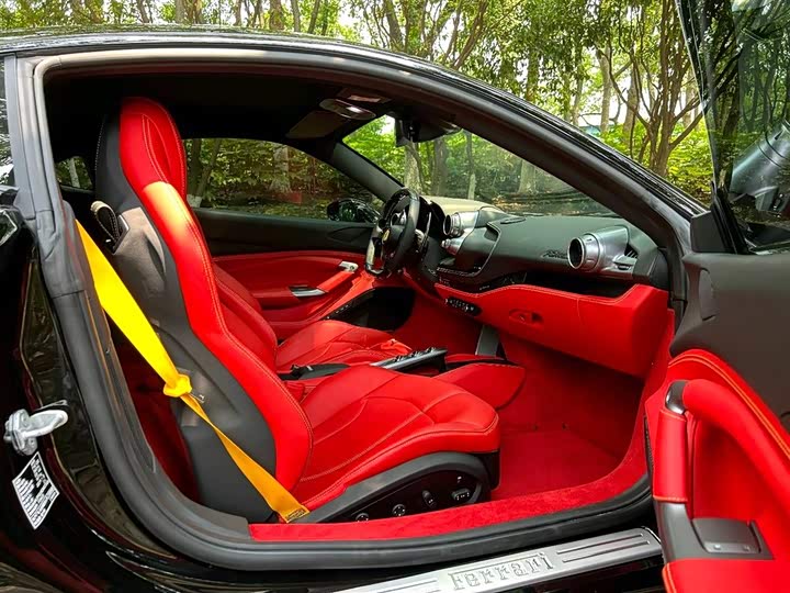 Фото 7 - Ferrari F8