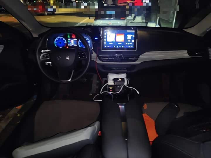 Фото 13 - Hongqi E-QM5