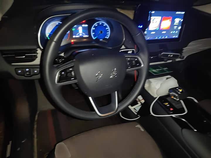 Фото 3 - Hongqi E-QM5