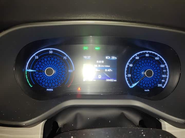 Фото 4 - Hongqi E-QM5