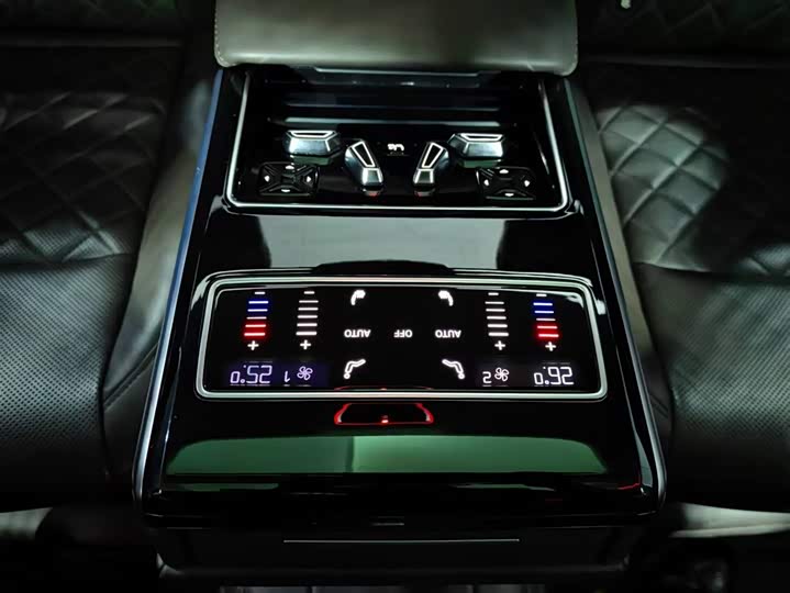 Фото 13 - Audi A8