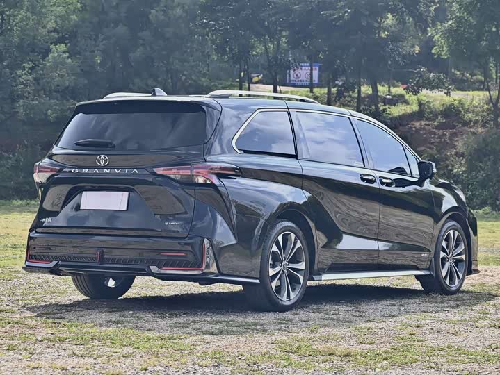 Фото 16 - Toyota Granvia