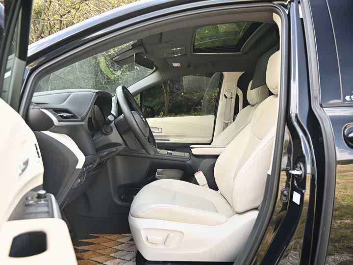 Фото 3 - Toyota Granvia