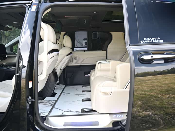 Фото 4 - Toyota Granvia