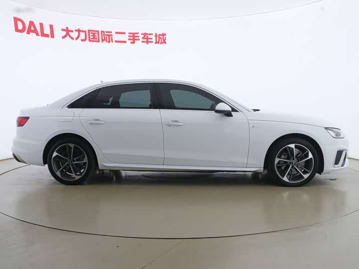 Фото 4 - Audi A4L