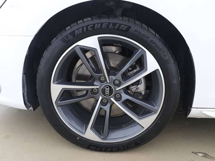 Фото 6 - Audi A4L