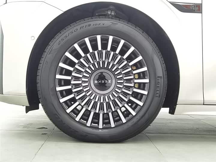 Фото 17 - Zeekr 009