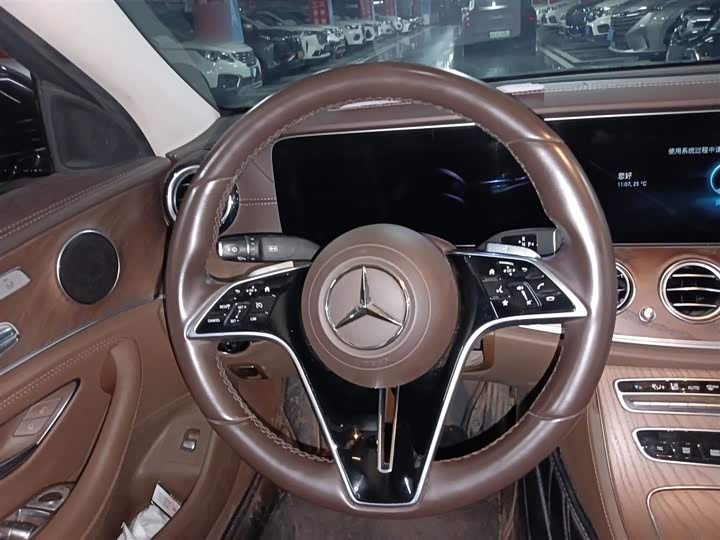 Фото 11 - Mercedes-Benz E-Class