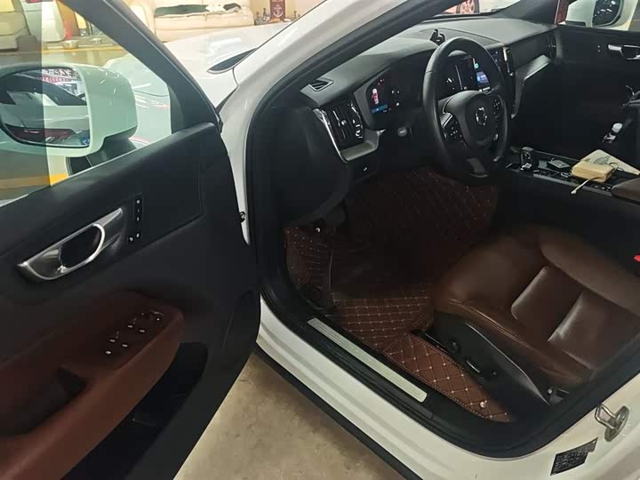 Фото 16 - Volvo XC60