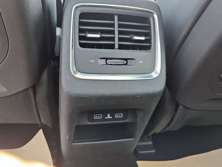 Фото 11 - Geely Atlas