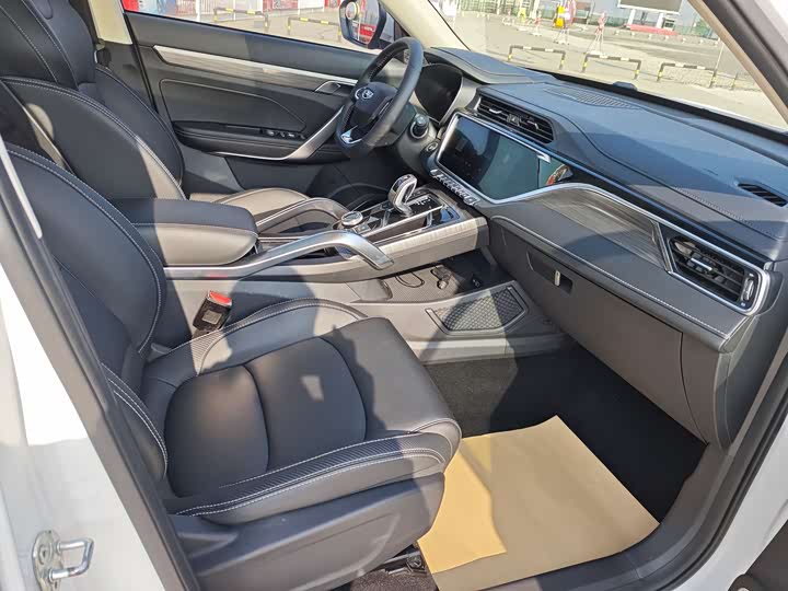 Фото 12 - Geely Atlas