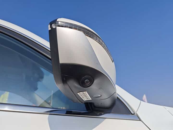 Фото 13 - Geely Atlas