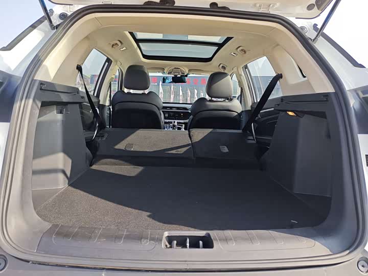 Фото 14 - Geely Atlas