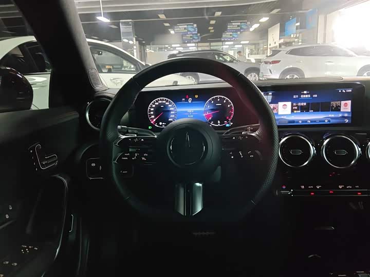 Фото 11 - Mercedes-Benz CLA-Class