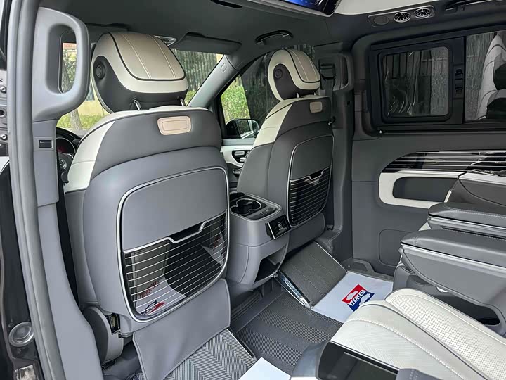 Фото 10 - Mercedes-Benz V-Class