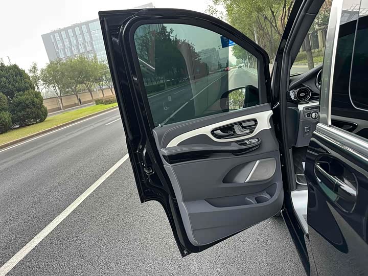 Фото 17 - Mercedes-Benz V-Class