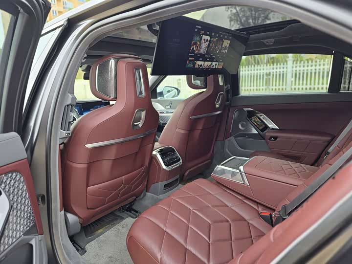 Фото 14 - BMW i7