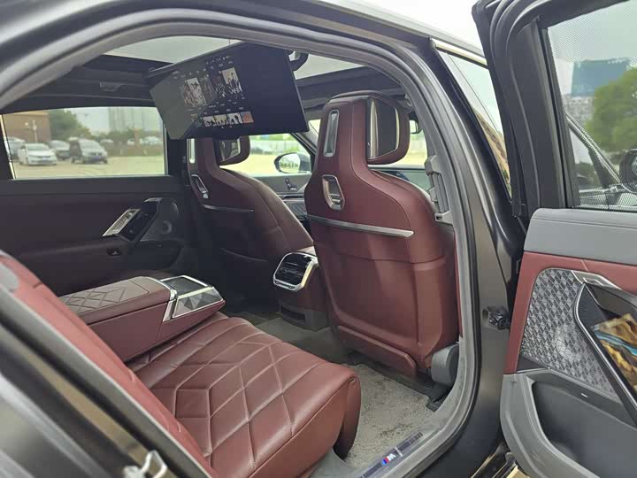 Фото 15 - BMW i7