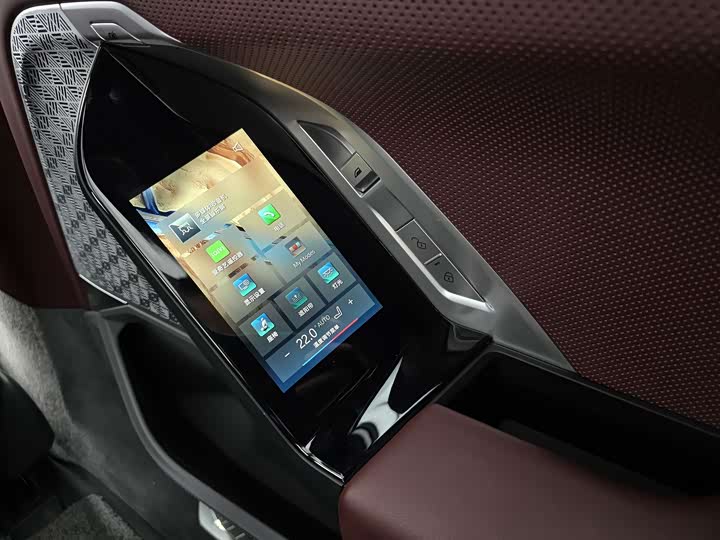 Фото 16 - BMW i7