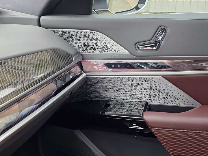 Фото 18 - BMW i7