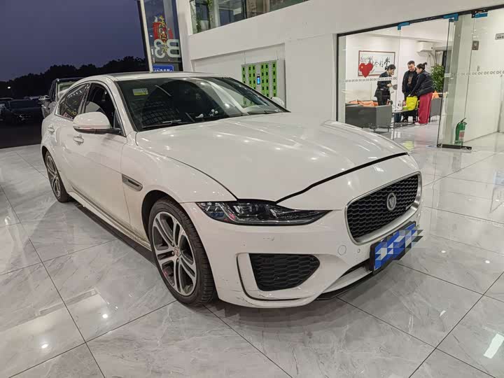 Фото 2 - Jaguar XE L