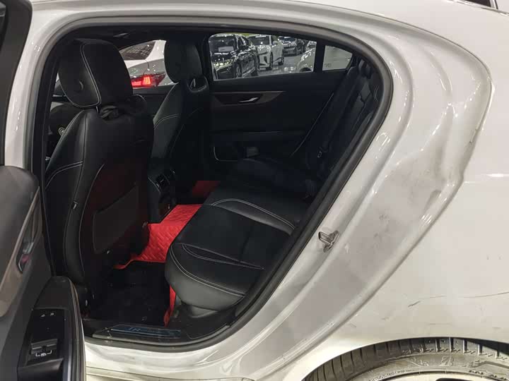 Фото 4 - Jaguar XE L