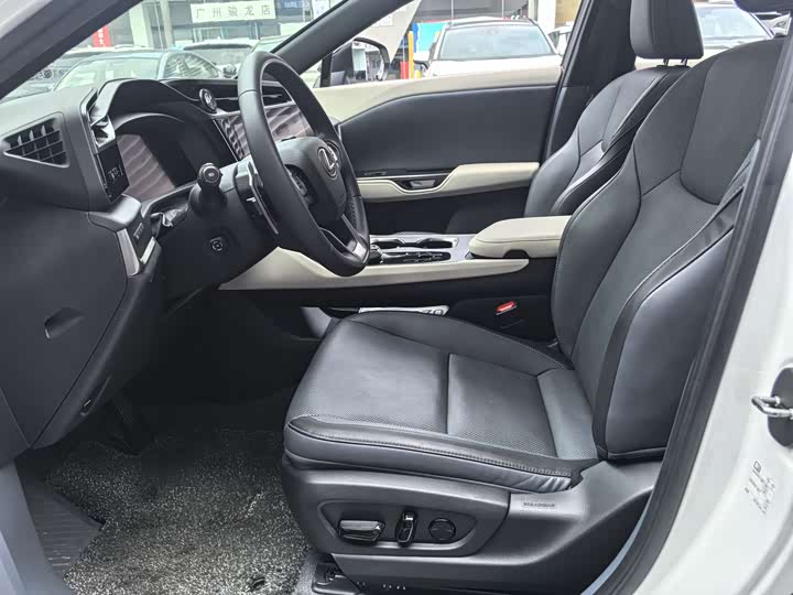 Фото 16 - Lexus RZ