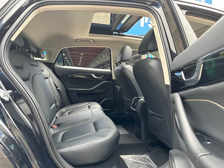 Фото 16 - Bestune B70