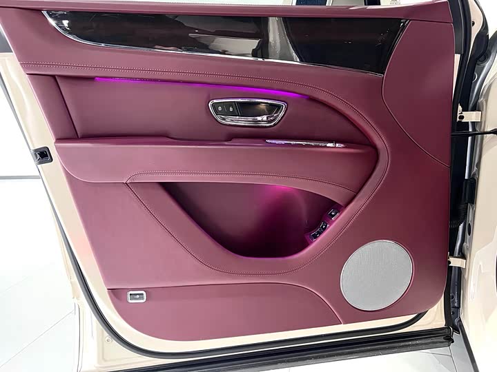 Фото 15 - Bentley Bentayga Hybrid