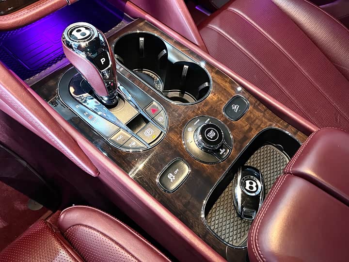 Фото 21 - Bentley Bentayga Hybrid