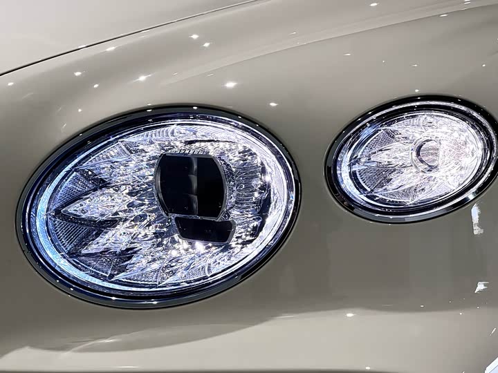 Фото 7 - Bentley Bentayga Hybrid